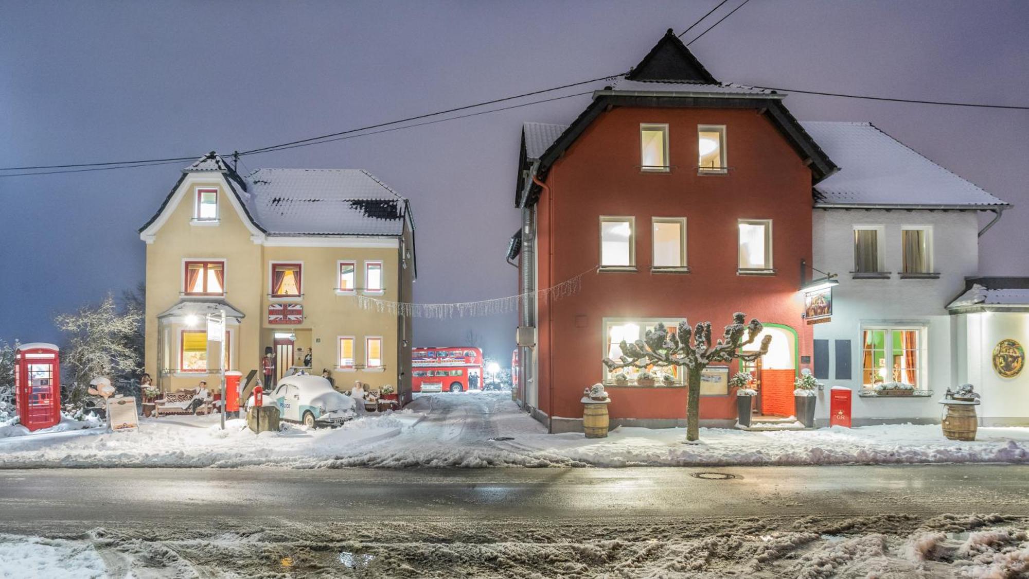 The Little Britain Inn Themed Hotel One Of A Kind In Europe Vettelschoss Exterior photo