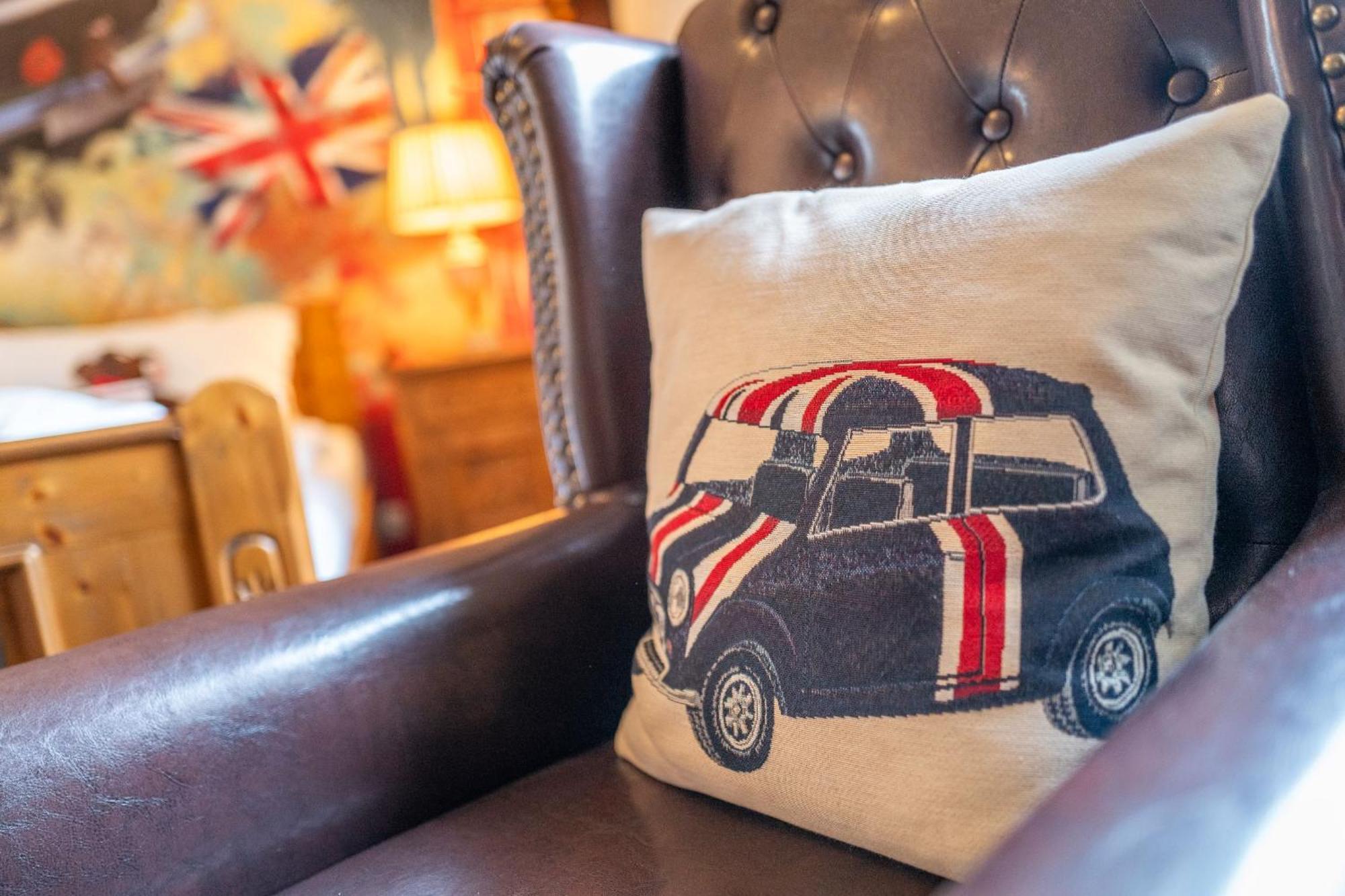 The Little Britain Inn Themed Hotel One Of A Kind In Europe Vettelschoss Room photo