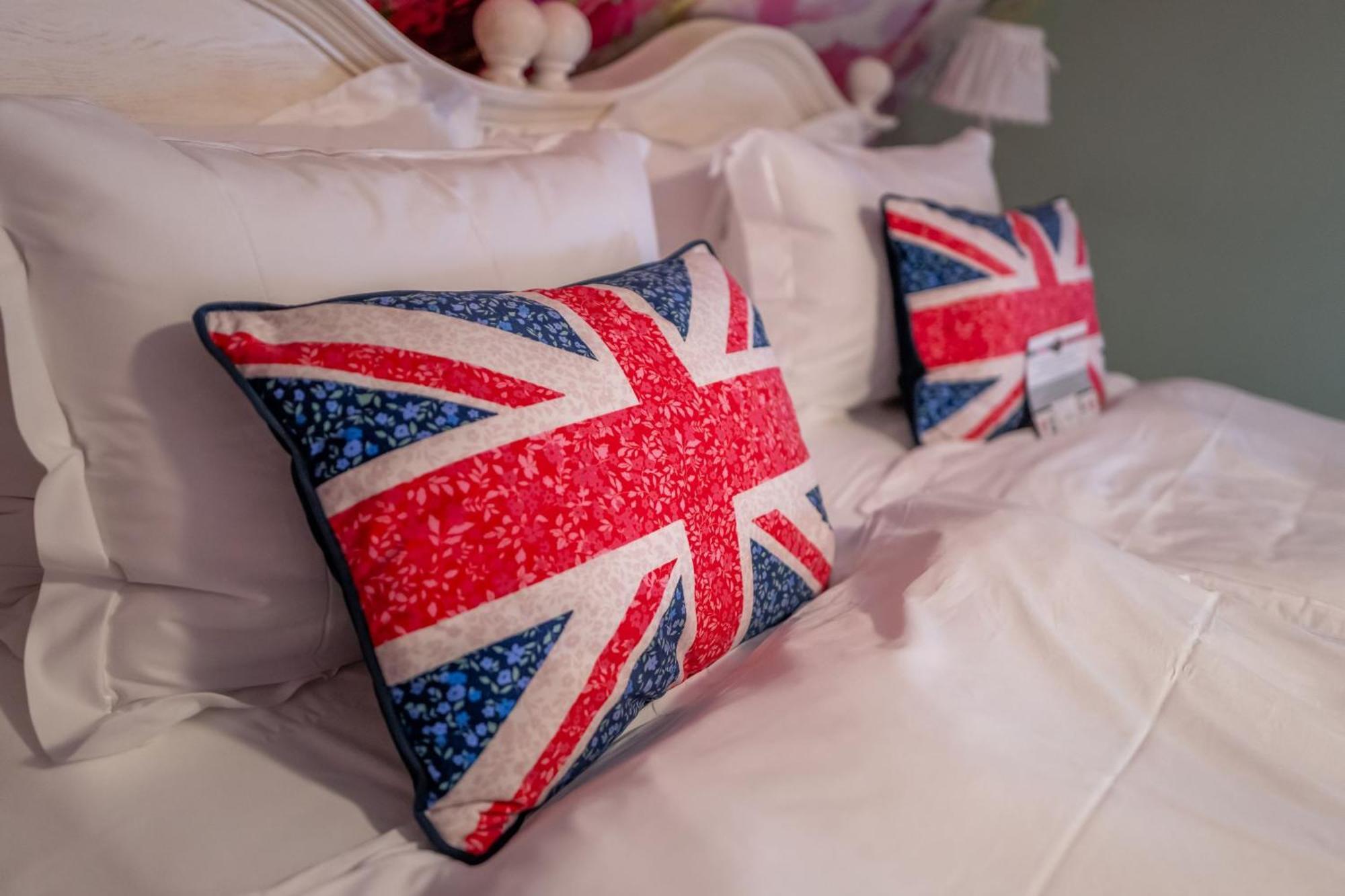 The Little Britain Inn Themed Hotel One Of A Kind In Europe Vettelschoss Room photo