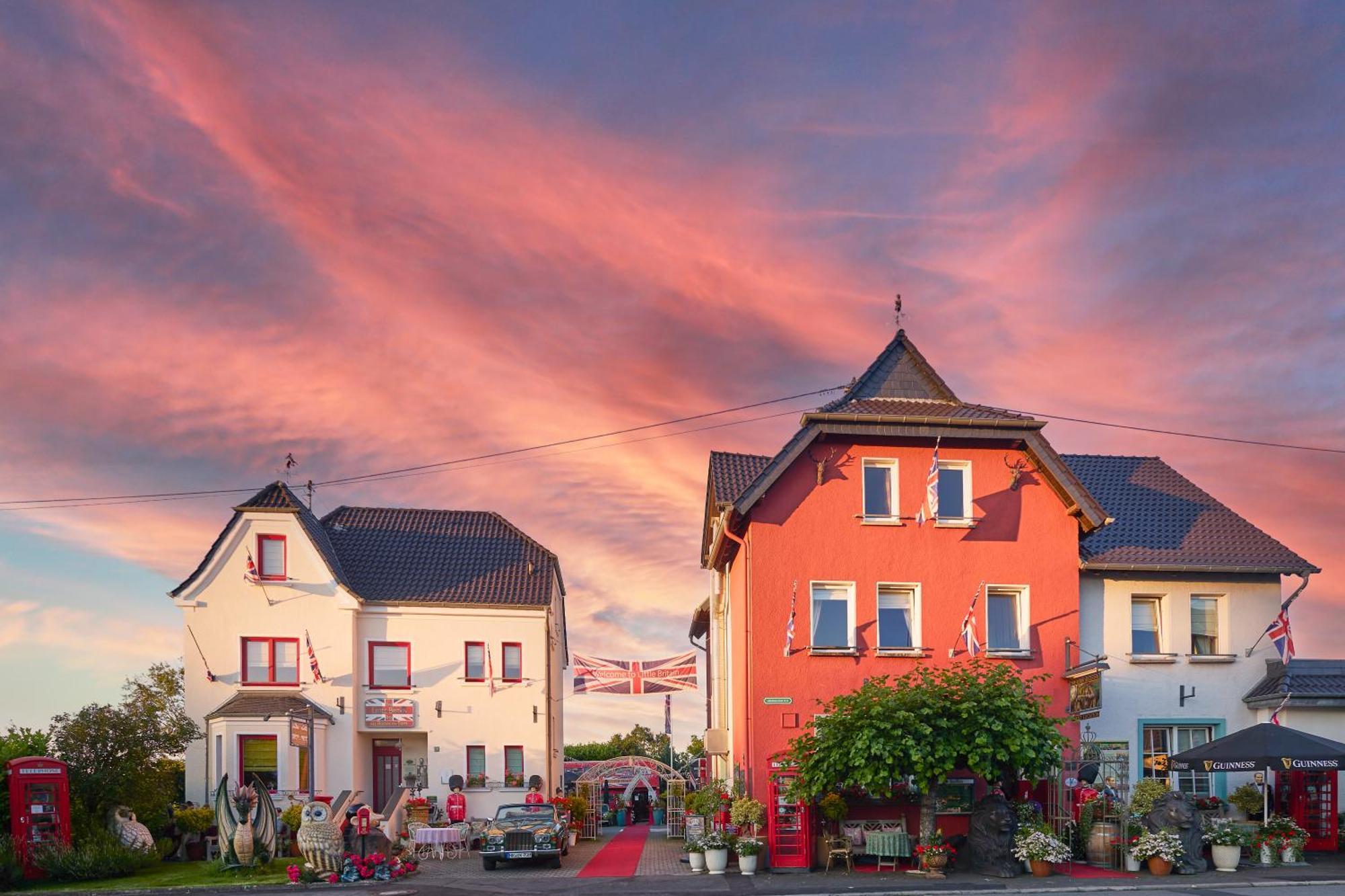 The Little Britain Inn Themed Hotel One Of A Kind In Europe Vettelschoss Exterior photo